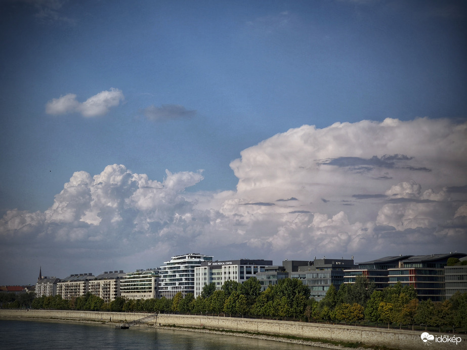 Zivatarfelhő Budapesttől északkeletre