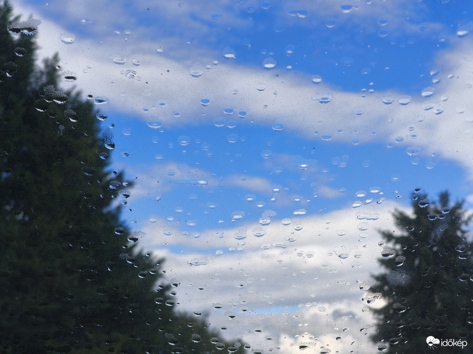 Zápor tette foltossá az ablakot