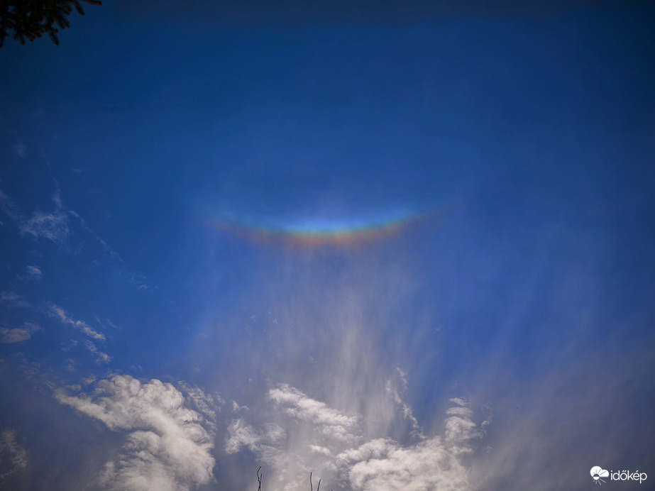 Zenitkörüli ív az ég kékjével egybeolvadva