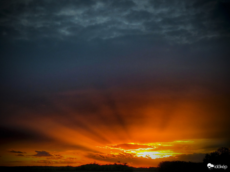 Októberi Tyndall-sugaras naplemente