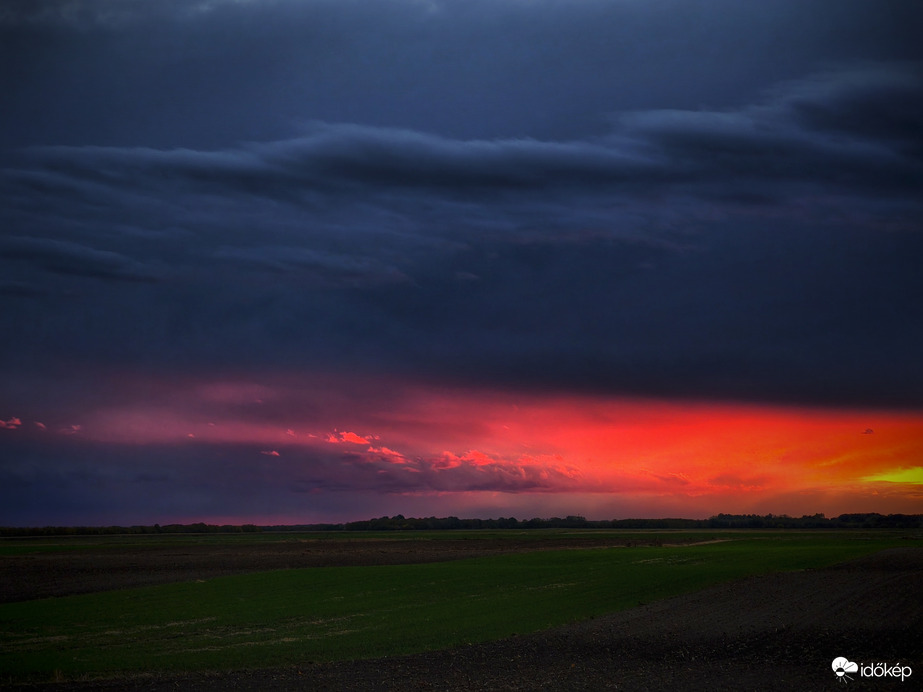 Őszi szántó naplemente idején