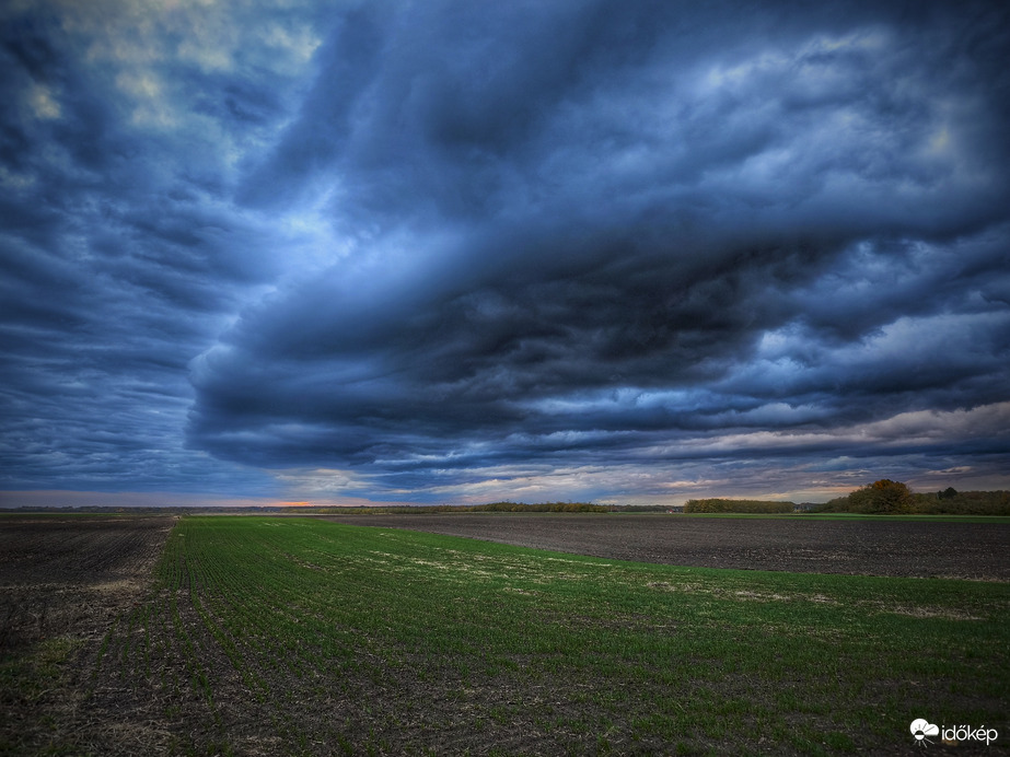 Látványos front naplemente helyett