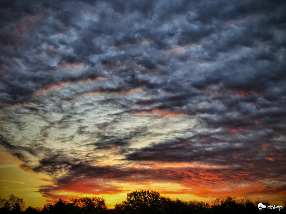 Gyorsan felvonuló rétegfelhős napkelte