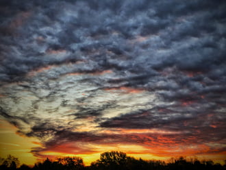 Gyorsan felvonuló rétegfelhős napkelte