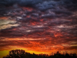 Pikáns színű péntek reggeli felhővarázs