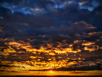 Aranyozott november naplementi percekben