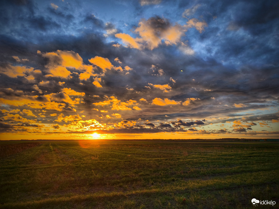 Szeles novemberi naplemente csodája