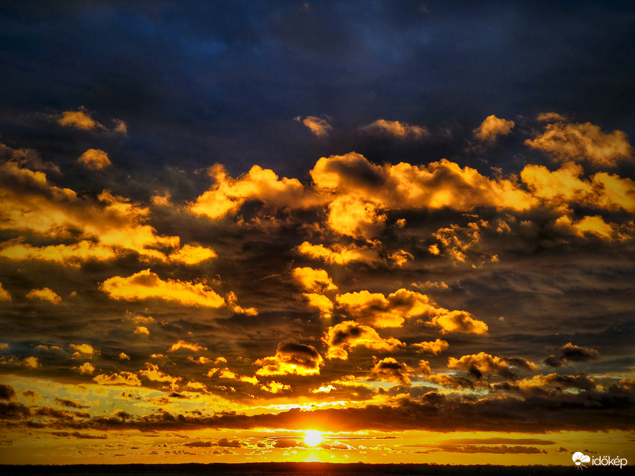 Novemberi aranyba foglalt naplemente