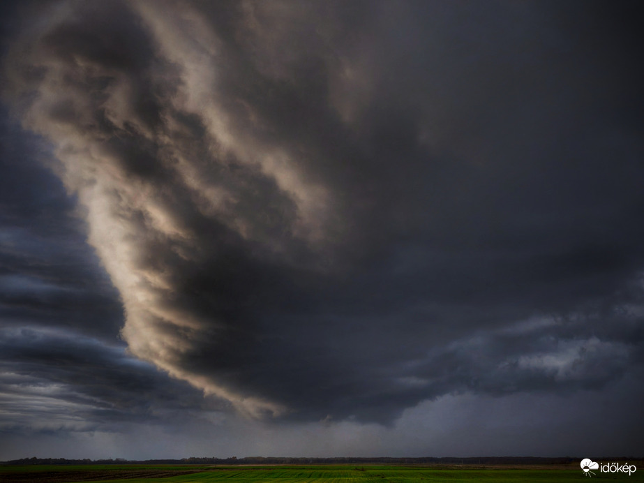 Érkezik a beígért záporrá szelídült zivataros lánc