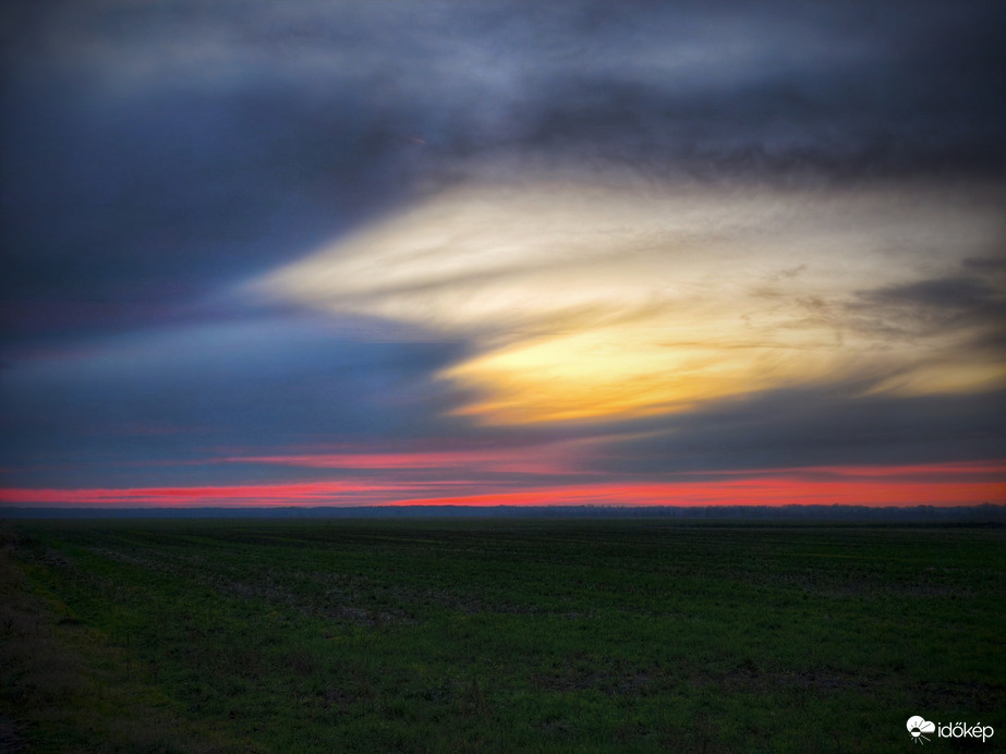 Naplemente a mediterrán ciklon ránk tekeredett felhőzetével
