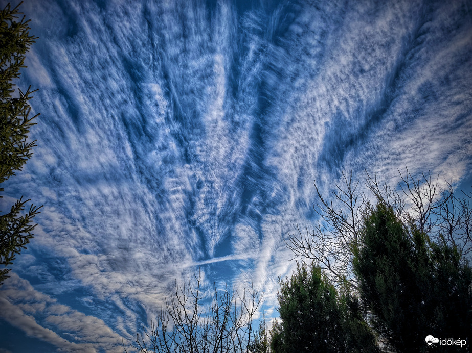 Kiteljesedett adventi felhővarázs