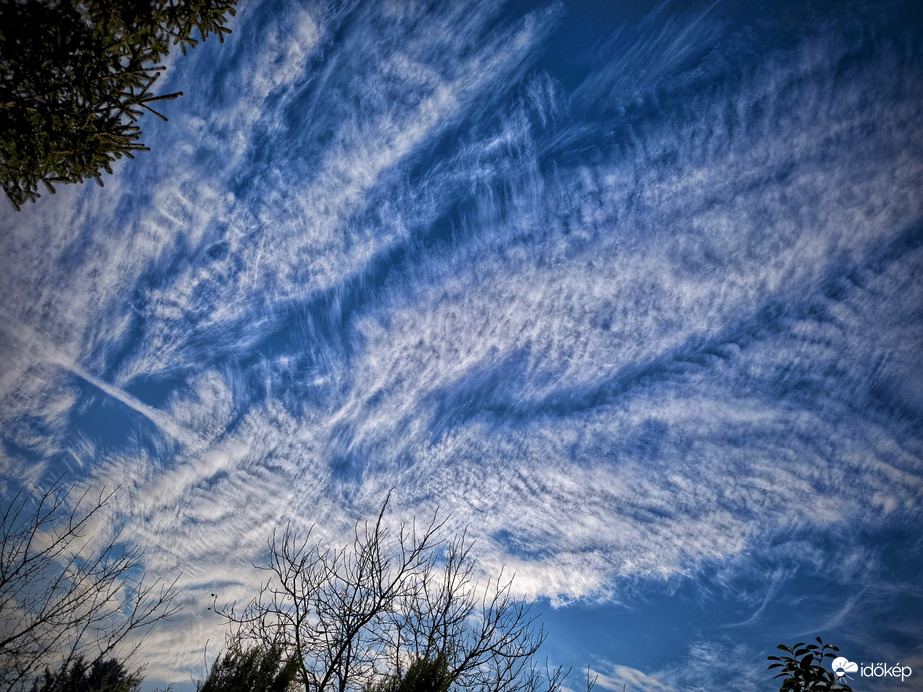 Jókor néztem fel a vasárnapi égre