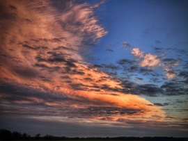 Eltávozó felhőtakaró naplementi színezete
