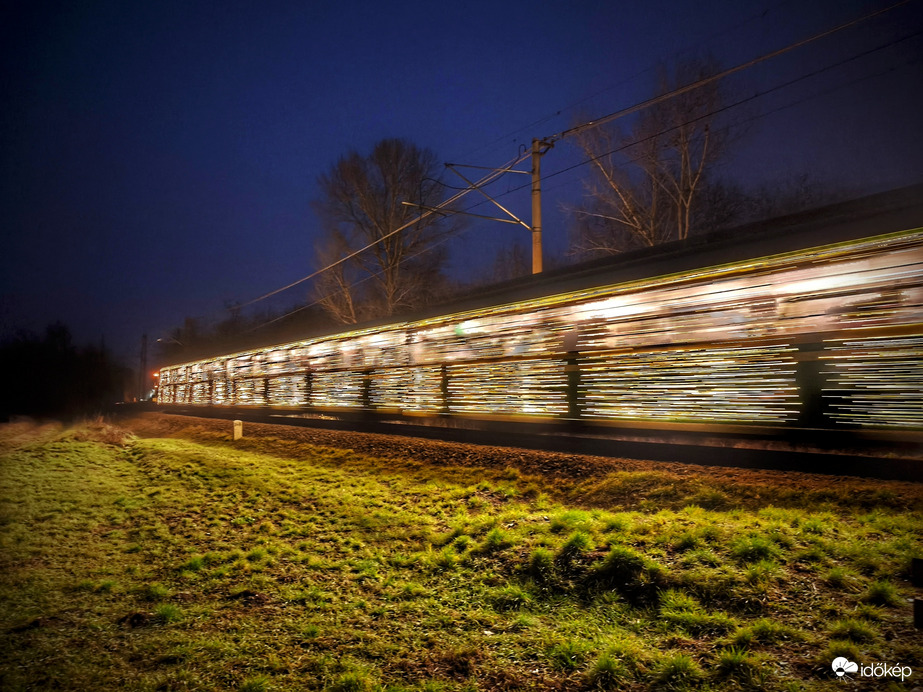 Kékórai fényfüzér hozott színeket a borús nap végére