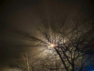 Lámpafényes ködös decemberi éjjel