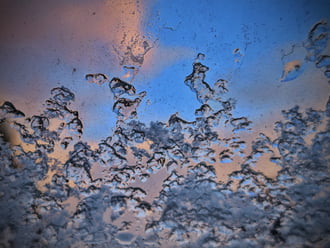 Olvadék hó az ablakon