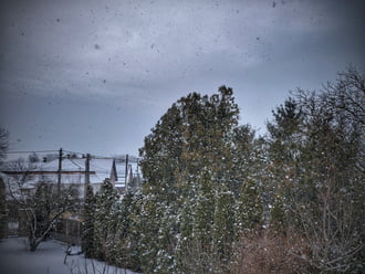 Nagy pelyhekben hull a hó