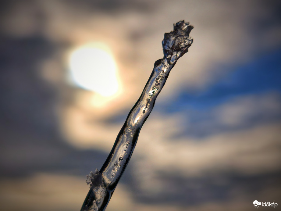 Még csak apró jégcsap volt, de már olvad is