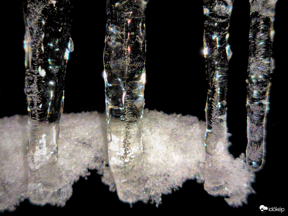 Vaskos jégcsapok színjátszása