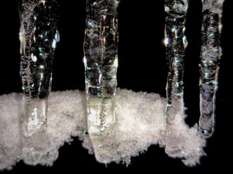 Vaskos jégcsapok színjátszása