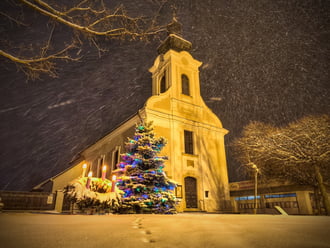 Mesés téli látvány a templomtéren