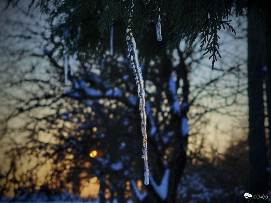 Méretes jégcsap a téli naplementekor
