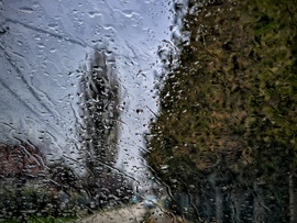 Hol szemerkél, hol esik az eső