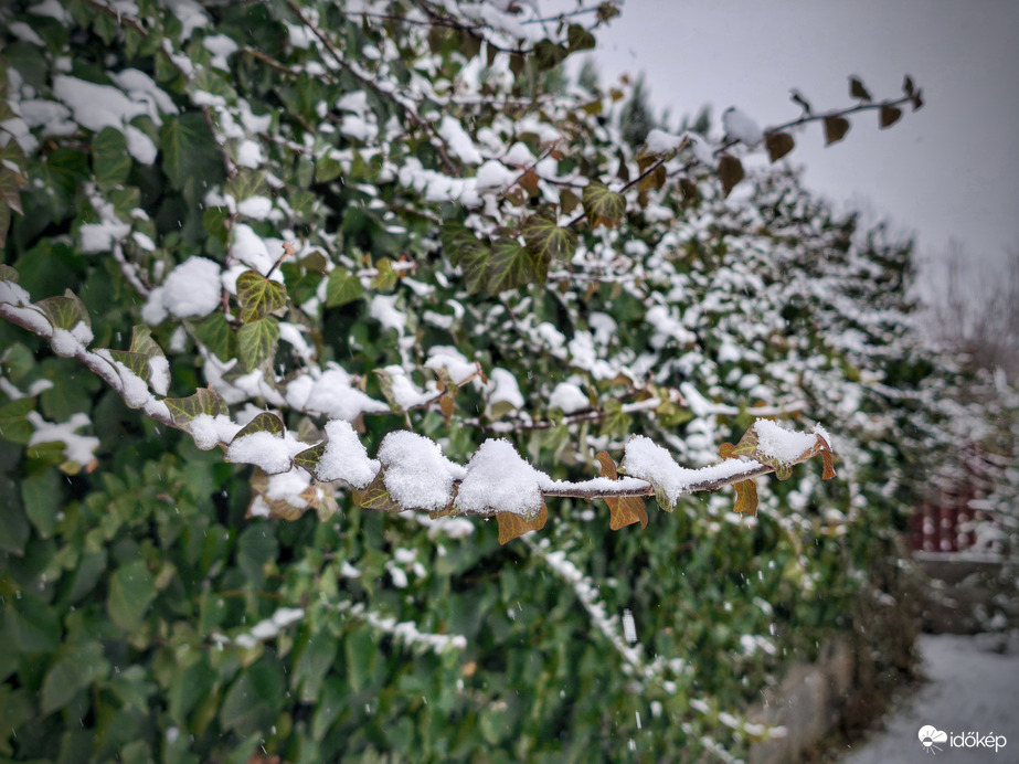 Reggel óta egyfolytában hull a hó