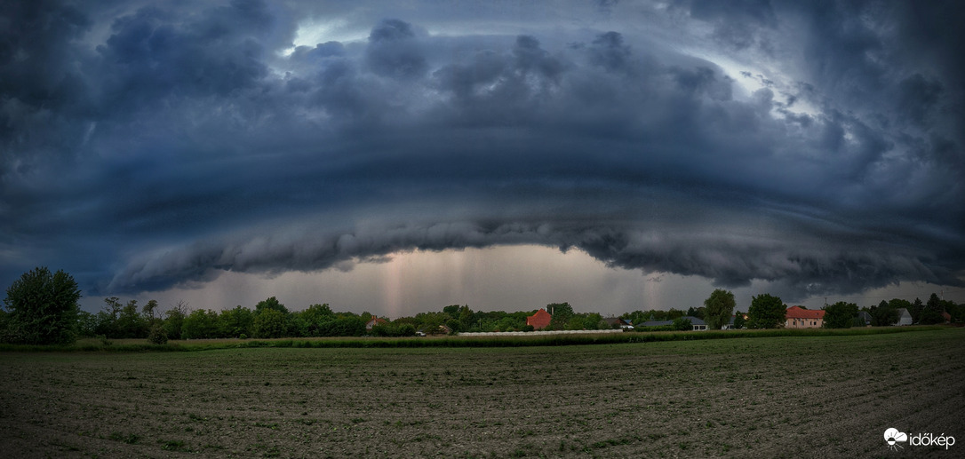 Panoráma az érkező peremfelhős zivatarról
