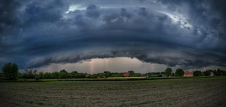 Panoráma az érkező peremfelhős zivatarról