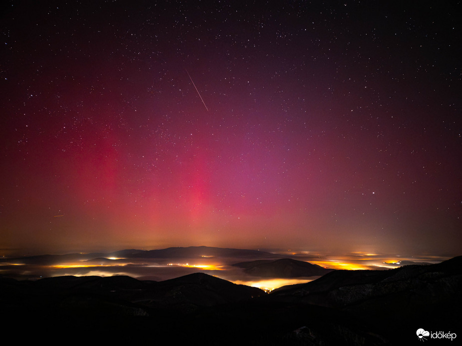 Hullócsillag a sarki fények társaságában