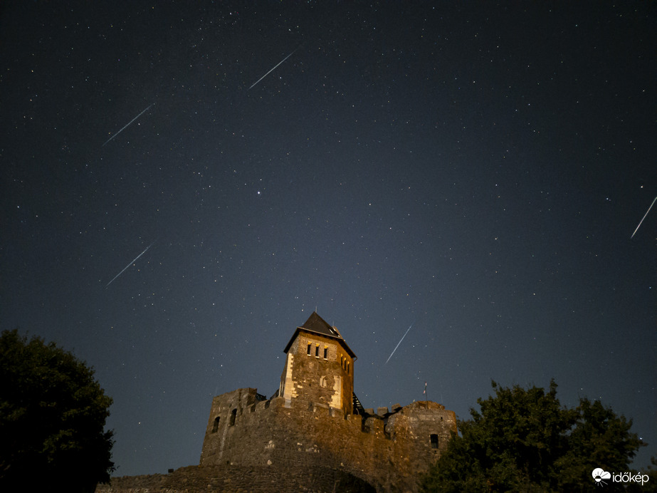 Perseidák Hollókő vára felett