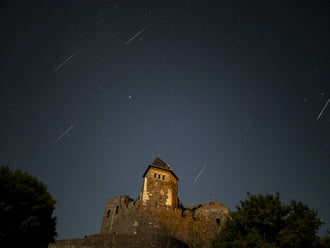 Perseidák Hollókő vára felett