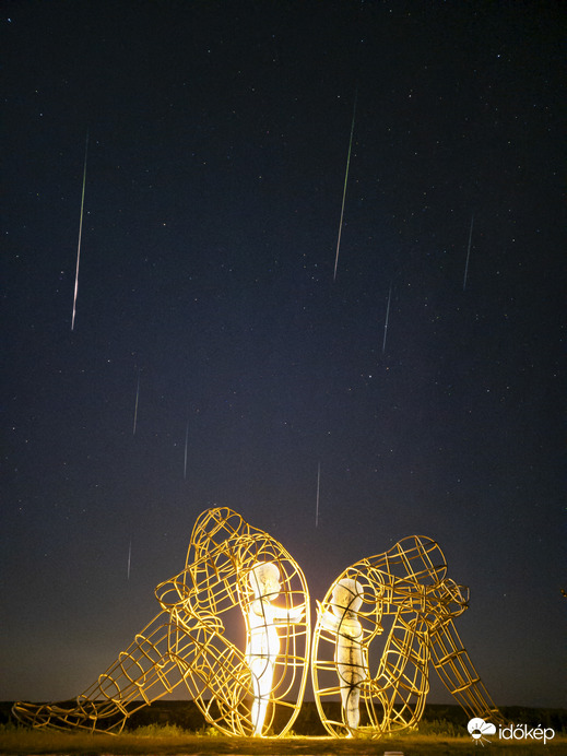 Perseidák a Szeretet szobor felett