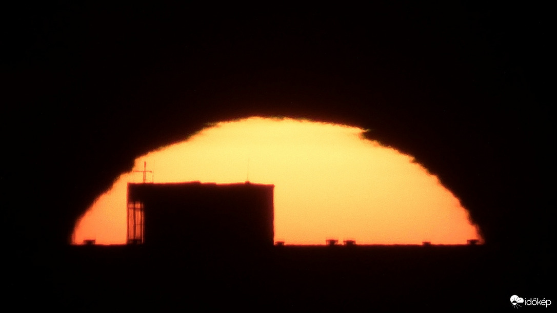 Épület a Nap előtt