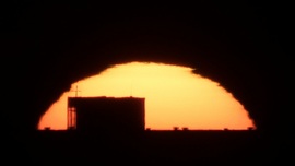 Épület a Nap előtt