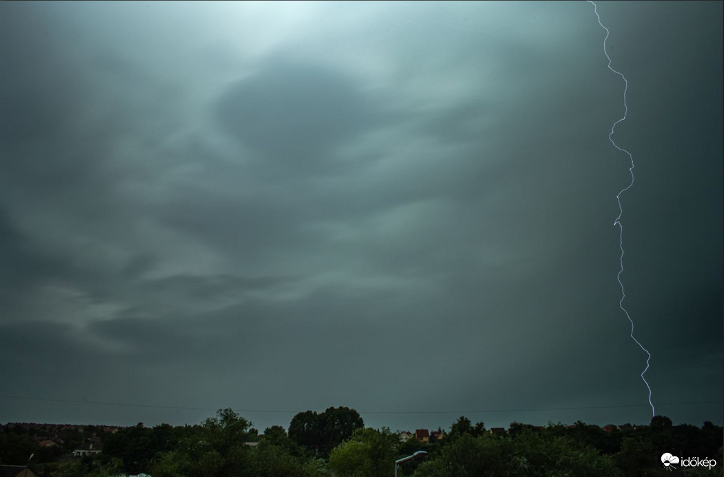 Se közel se távol - mégis nagyot szólt