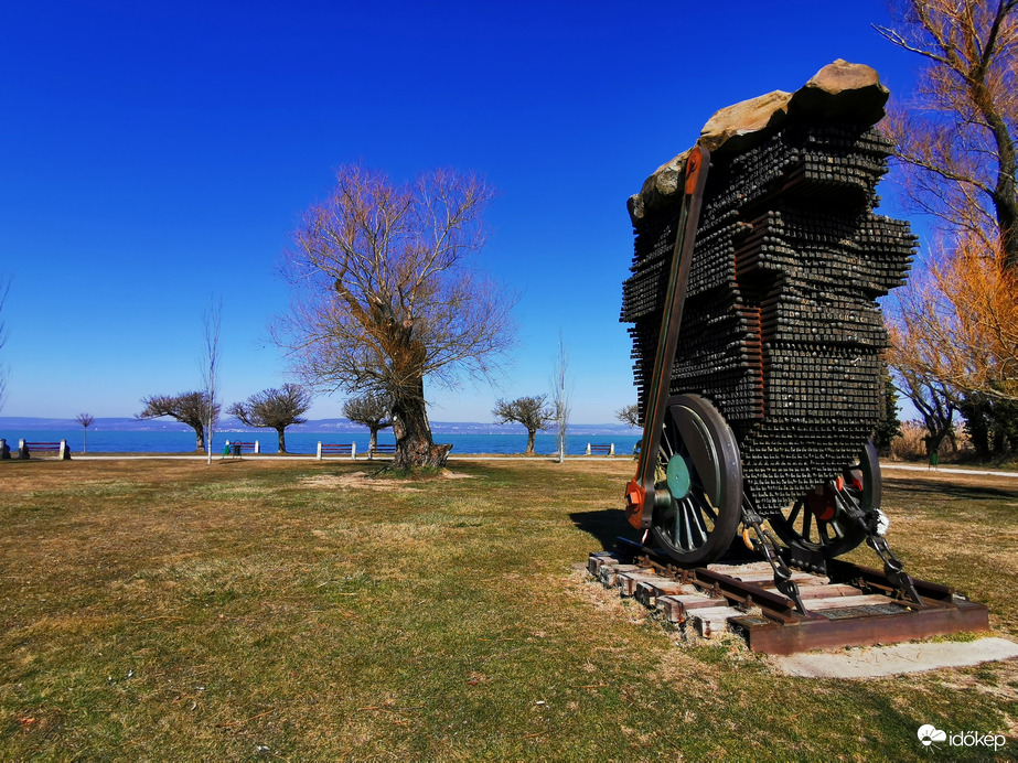 Balatonszárszó márciusi napsütésben 