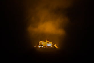 Füzér Vára este a köd alatt