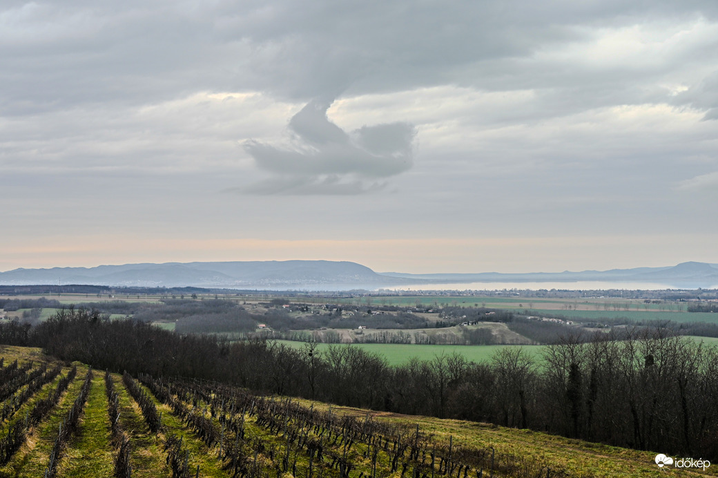 Égi hajó a Balaton felett 