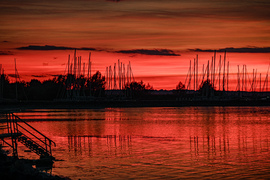 Harsogó csend a parton 