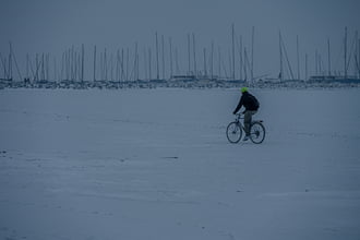 Igen, ott egy bringás a jégen………… 