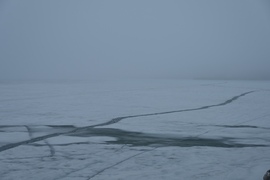 A ködben is jól látszik a jégtöredezettsége  és a szélesedő rianàsok 