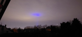 Kék fény az égen
