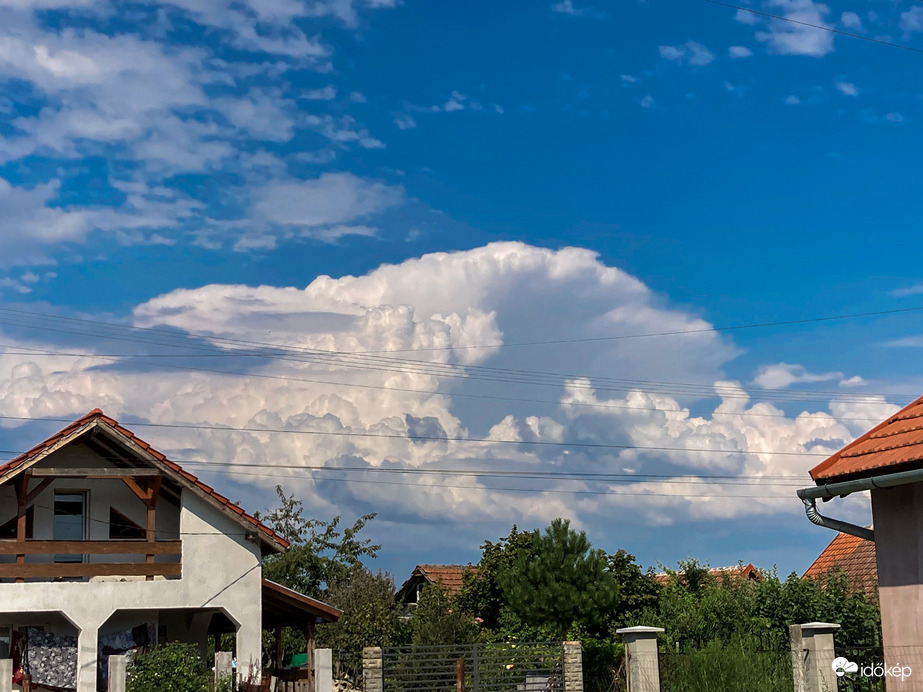 Magasba törő zivatarfelhők Szamosdarán