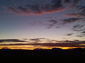 Sárköz (Szatmár megye,Románia)  Ma reggel gyönyörű napfelkelte volt. A hegy vonulatok a háttérben adtak hozzá még egy kis hangulatot!! 
