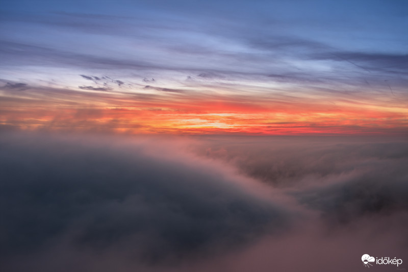 Látványos naplemente a felhők felett tegnap estefele János-hegyen