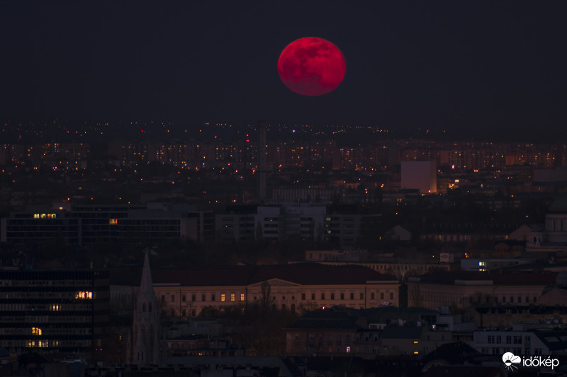 Mai látványos Hold kelte Bp felett, Gellért-hegyről fotózva.
