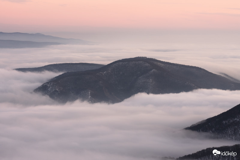 Ködös kilátás Dobogókőről ma reggel napkelte idején.