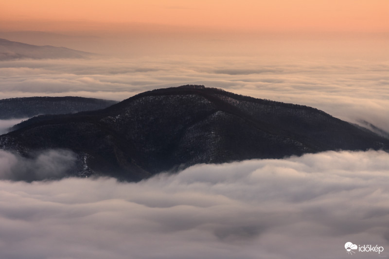 Ködtengerben a Szent Mihály hegy a Dunakanyarban, napkelte előtt Dobogókőről.